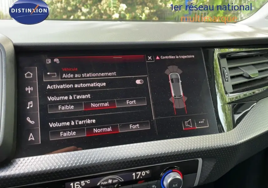 Vue rapprochée de l'écran tactile intérieur de l'Audi A1 Sportback 2023 noir, affichant l'aide au stationnement activée.