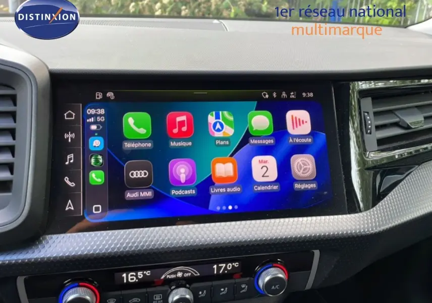 Vue rapprochée de l’écran tactile central de l’Audi A1 Sportback 2023 noir Mythe Metal avec interface multimédia colorée.