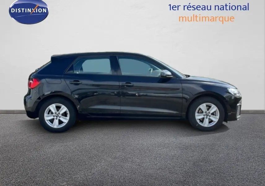 Profil droit d'une Audi A1 Sportback 30 TFSI 110ch noire Mythe Metal, avec jantes alliage et vitres teintées.