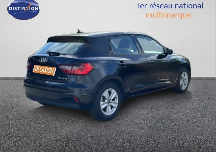 Audi A1 Sportback noir mythe metal vue 3/4 arrière droit, mettant en valeur ses lignes compactes et ses feux arrière LED.