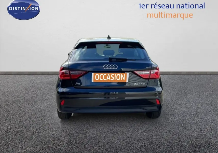 Vue arrière d'une Audi A1 Sportback 30 TFSI noire Mythe Metal avec feux arrière LED et plaque "OCCASION".