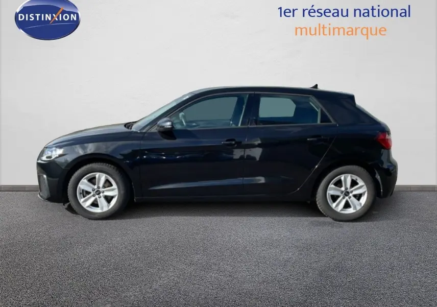 Audi A1 Sportback noir mythe métal vue de profil côté gauche sur fond neutre, mettant en valeur ses lignes compactes.