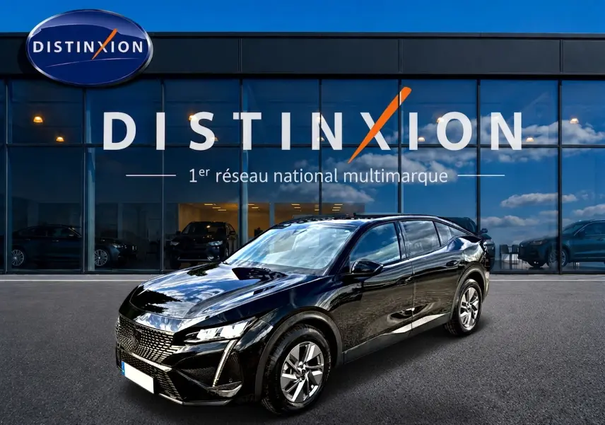 Peugeot 408 Hybrid 145 allure noir vue 3/4 avant droit, avec jantes alu et phares LED allumés.