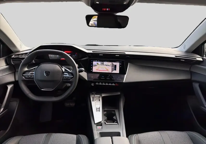 Vue intérieure avant du Peugeot 408 Hybrid 145 allure avec tableau de bord noir et écran tactile affichant la caméra de recul.