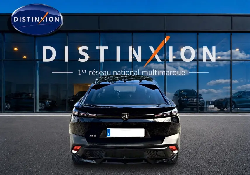 Vue arrière d'une Peugeot 408 Hybrid 145 allure e-dcs6 noire, avec feux LED et logo Peugeot bien visibles.