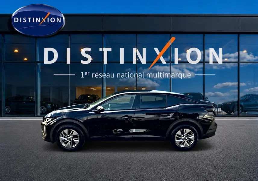 Profil droit d'une Peugeot 408 Hybrid 145 allure e-dcs6 noire, avec jantes alu et vitres teintées, devant une vitrine Distinxion.