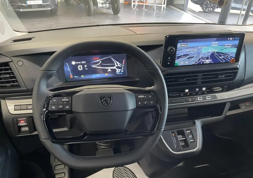 Vue intérieure du tableau de bord du Peugeot Expert Fourgon 2026, avec volant cuir et écran tactile 10 pouces.