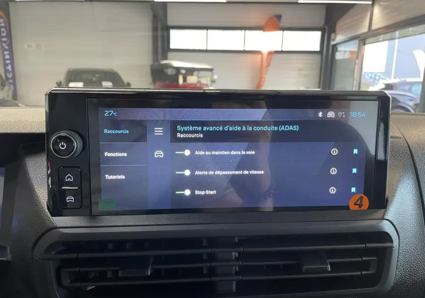 Écran tactile 10'' HD affichant le système avancé d'aide à la conduite dans un Peugeot Expert Fourgon gris Artense.