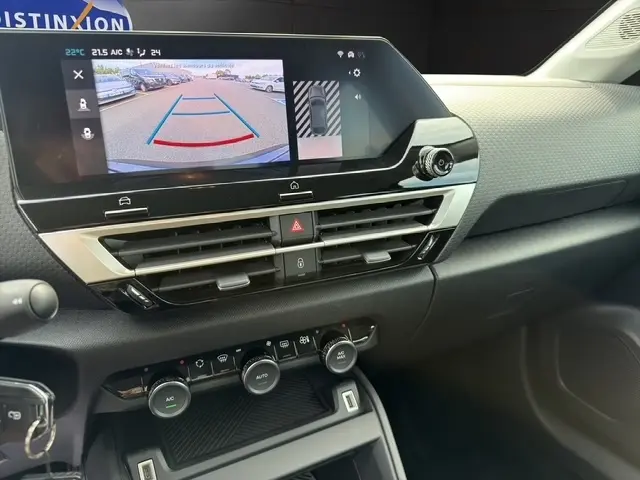 Vue intérieure du tableau de bord central de la Citroën C4 hybride 2025, écran tactile affichant la caméra de recul.