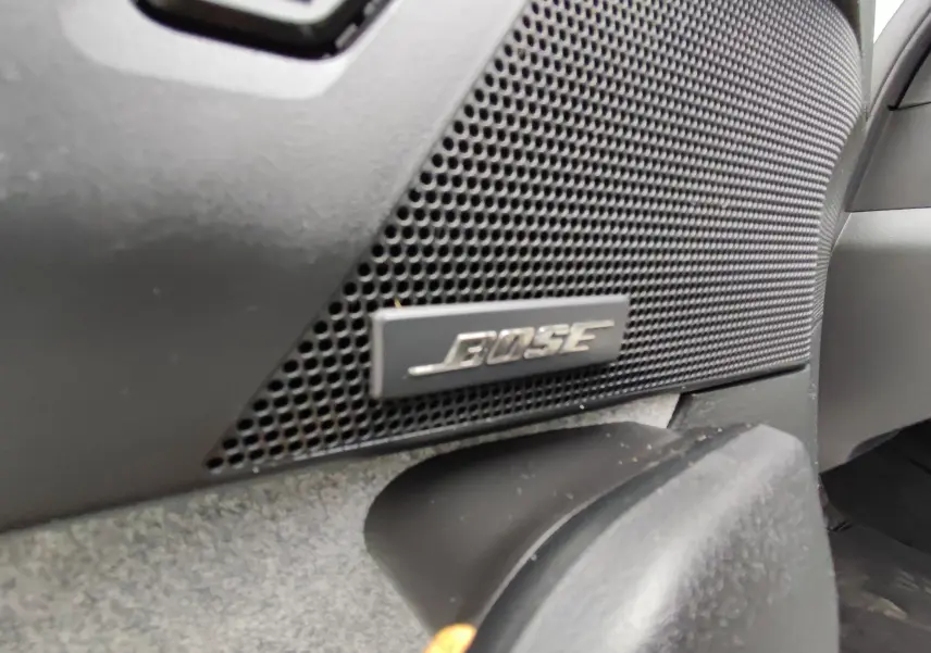 Gros plan sur l'enceinte Bose intégrée dans la porte côté droit du Mazda MX-30 gris clair électrique 2023.