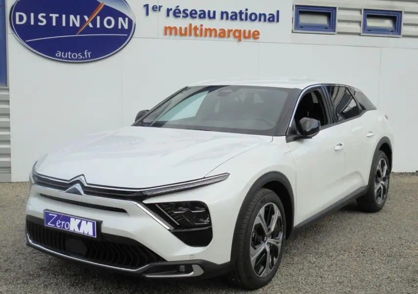 Citroën C5 X blanc nacré vue 3/4 avant droit avec calandre distinctive et jantes alliage modernes.