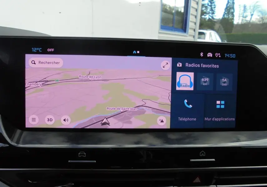 Écran tactile central du tableau de bord du Citroën C5 X 2022 affichant la navigation et les radios favorites.
