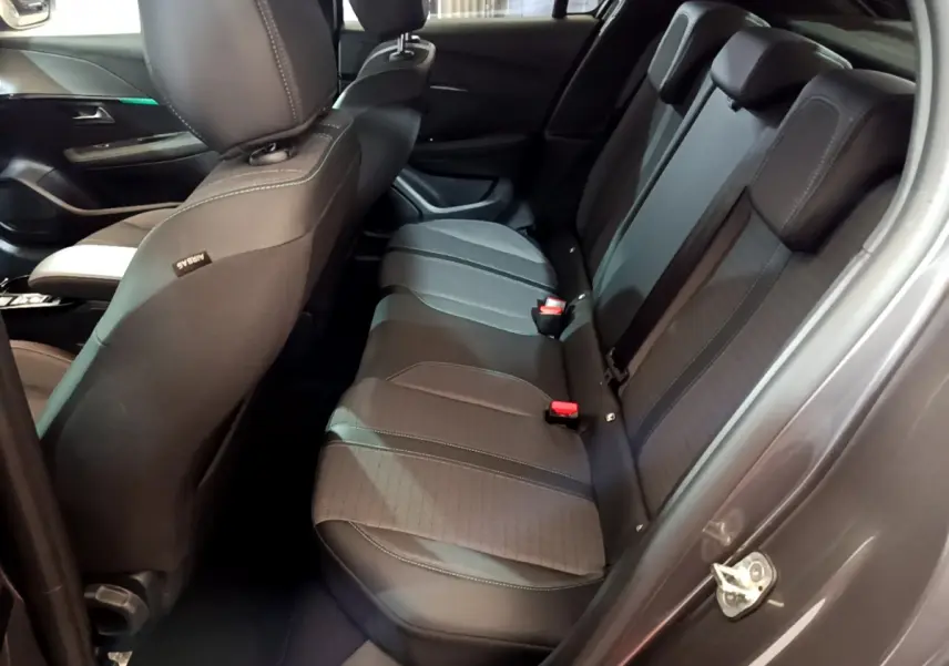 Vue intérieure côté droit des sièges arrière gris foncé de la Peugeot 208 PureTech 100 Allure Pack 2022.