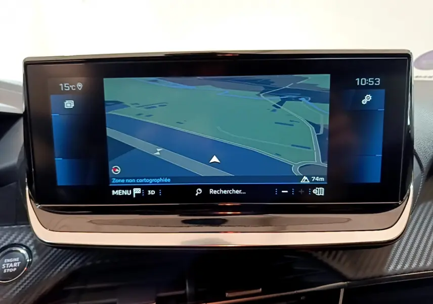 Écran tactile central de navigation 10 pouces dans l’habitacle d’une Peugeot 208 gris foncé, vue de face rapprochée.