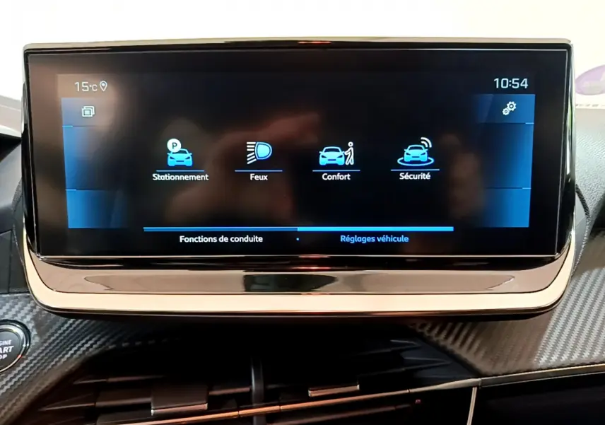 Écran tactile central de la Peugeot 208 PureTech 100 gris foncé, affichant les réglages véhicule en intérieur.