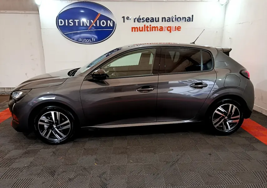 Peugeot 208 gris foncé vue de profil côté gauche, avec jantes alliage et poignées de porte ton caisse.