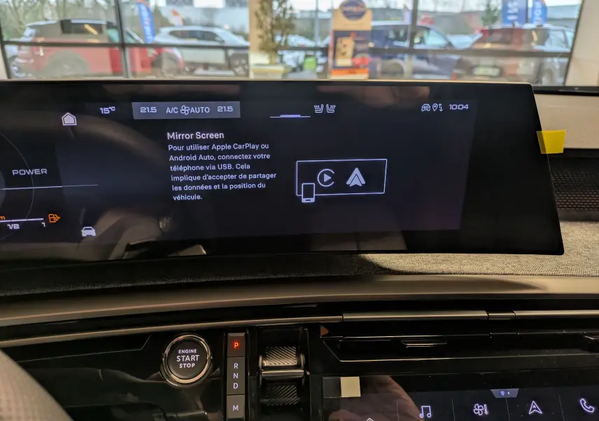 Vue intérieure du tableau de bord du Peugeot 3008 Hybrid 145 GT, écran tactile central affichant Mirror Screen.