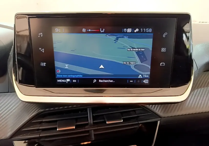 Écran tactile central de 7 pouces affichant la navigation, dans l'habitacle d'une Peugeot 208 blanche.