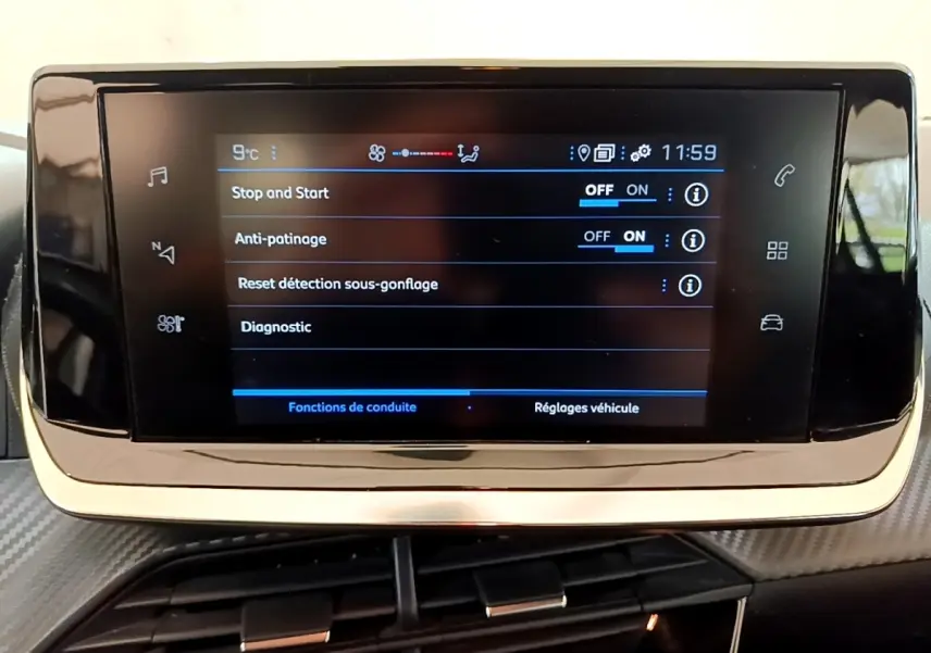 Écran tactile central du tableau de bord de la Peugeot 208 blanc, affichant les réglages de conduite.