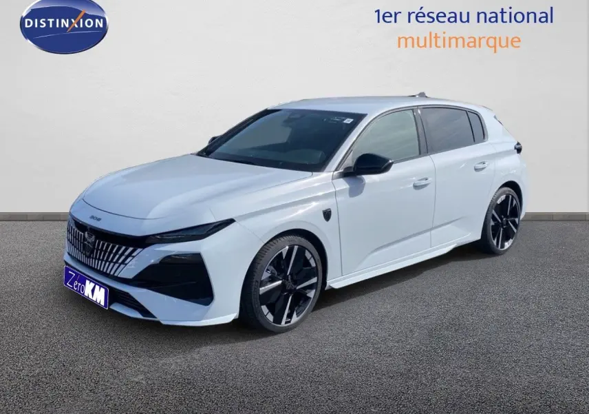 Peugeot 308 1.2 Hybrid 145ch GT blanc Okenite métal en 3/4 avant droit avec jantes noires bicolores.