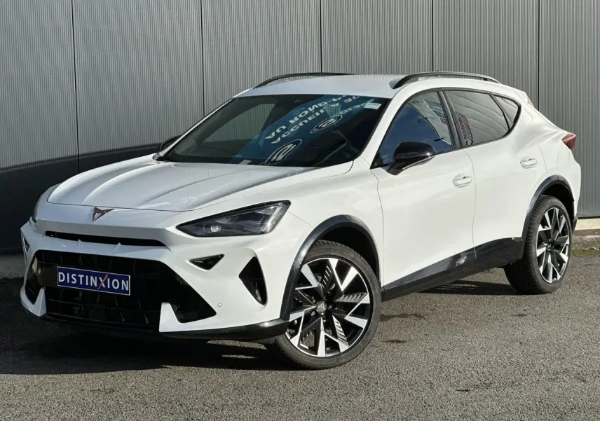 Vue 3/4 avant droite d'une CUPRA Formentor blanc neige avec jantes alliage 19'' Sandstorm et détails noirs contrastants.