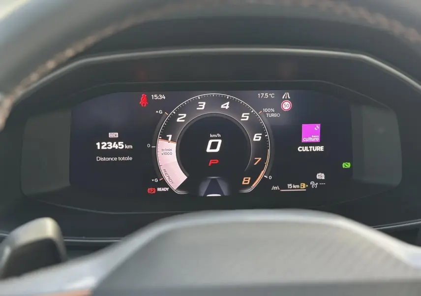 Tableau de bord numérique de la CUPRA Formentor 2025 affichant la vitesse à 0 km/h et 12 345 km au compteur.