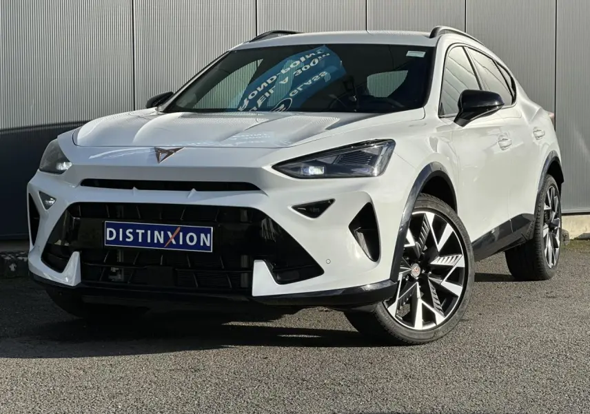 Vue 3/4 avant droite d'une CUPRA Formentor blanc Neige avec jantes alliage 19'' Sandstorm et signature lumineuse Tri-LED.