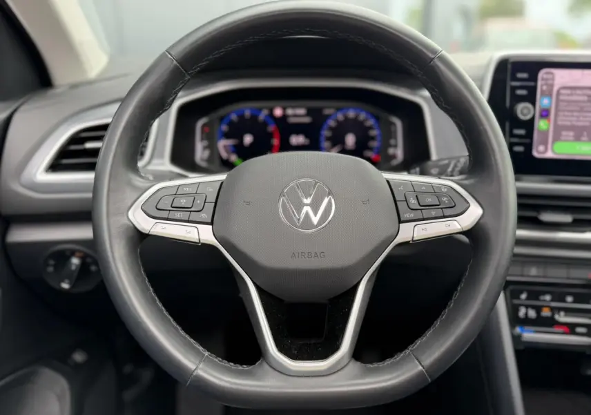 Volant cuir multifonction noir de Volkswagen T-Roc 2024 avec tableau de bord numérique et écran tactile central.