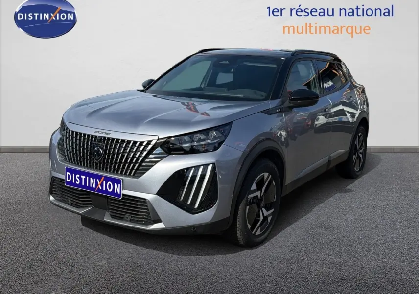Peugeot 2008 1.2 Hybrid 145 GT gris Artense avec toit noir, vue 3/4 avant mettant en valeur la calandre et les phares LED.