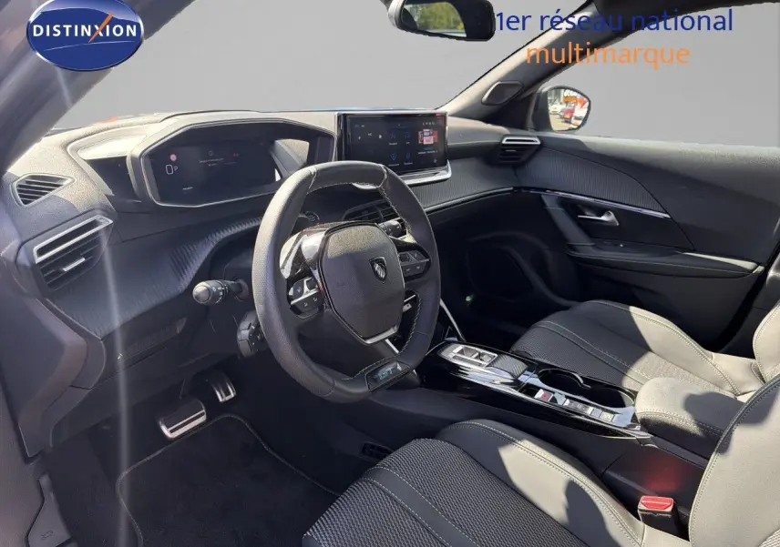 Vue intérieure côté conducteur du Peugeot 2008 1.2 Hybrid 145 GT, avec tableau de bord numérique et sellerie noire.