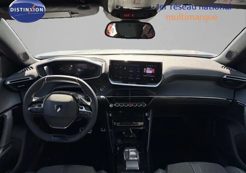 Vue intérieure frontale du tableau de bord et volant du Peugeot 2008 gris Artense avec écran tactile central et finitions noires.