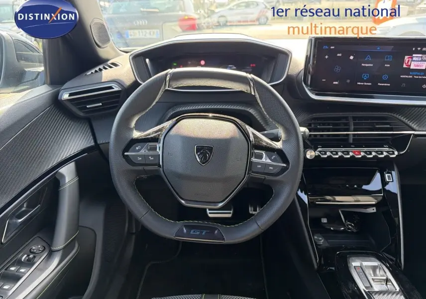 Vue intérieure centrée sur le volant GT et le tableau de bord numérique du Peugeot 2008 gris Artense 2026.