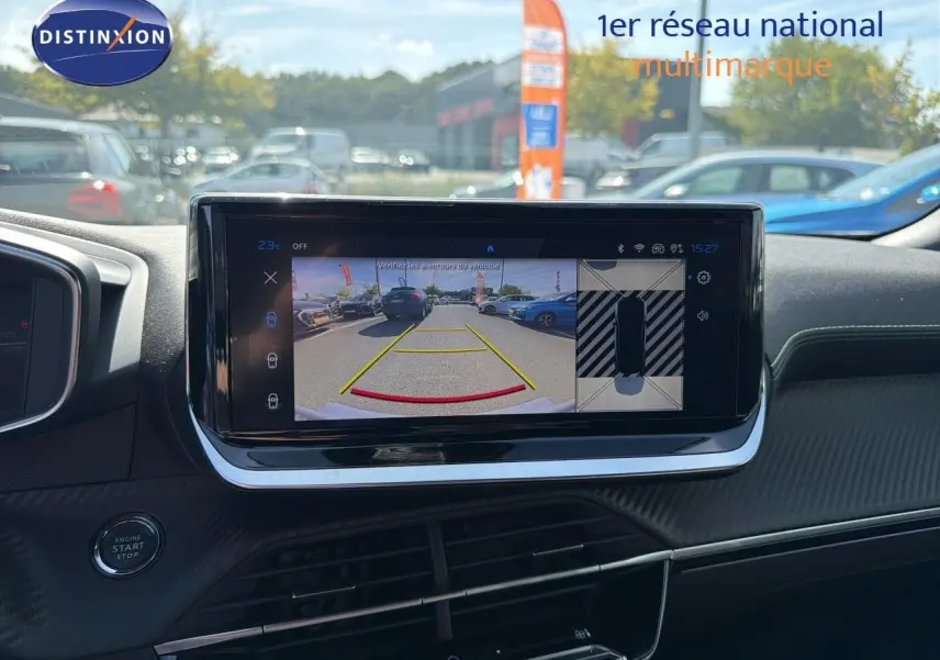 Écran central de la Peugeot 2008 1.2 Hybrid 145 GT montrant la caméra de recul et la vue 360° intérieure.