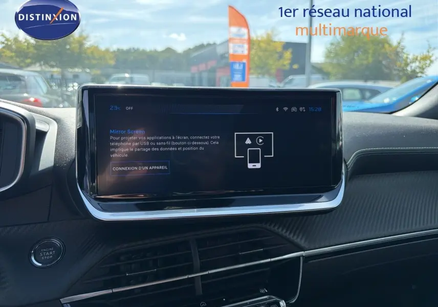 Tableau de bord intérieur du Peugeot 2008 1.2 Hybrid 145 GT 2026, écran tactile central et bouton start/stop visibles.