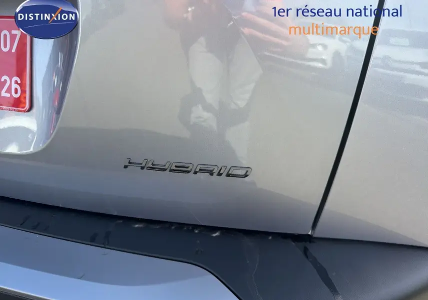 Gros plan sur l'arrière gris Artense du Peugeot 2008 hybride, avec le badge "HYBRID" visible sur le hayon.