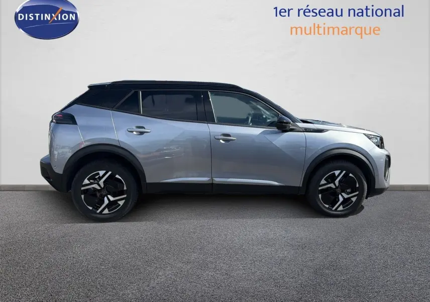 Peugeot 2008 gris Artense avec toit noir, vue profil côté gauche, jantes noires et détails modernes.