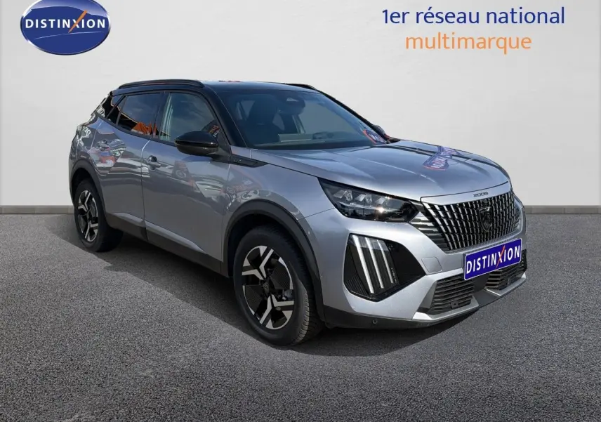 Peugeot 2008 gris Artense avec toit noir, vue 3/4 avant droit, calandre et feux LED distinctifs visibles.