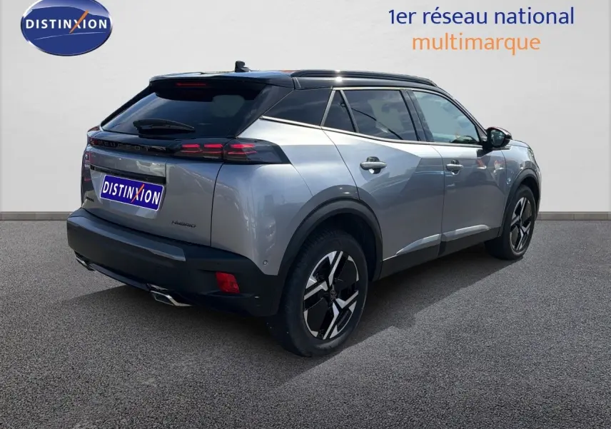 Peugeot 2008 gris Artense avec toit noir, vue 3/4 arrière droit, jantes noires et feux LED distinctifs.