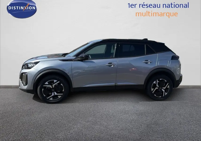 Vue latérale droite du Peugeot 2008 gris Artense avec toit noir, jantes noires et détails sportifs GT visibles.