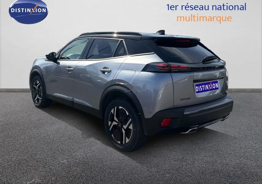 Peugeot 2008 1.2 Hybrid 145 GT gris Artense avec toit noir, vue 3/4 arrière côté gauche, jantes noires distinctives.