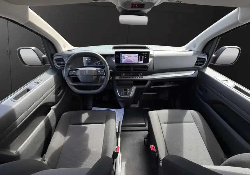 Vue intérieure avant du Citroën Jumpy gris foncé 2026, avec tableau de bord moderne et écran tactile central.