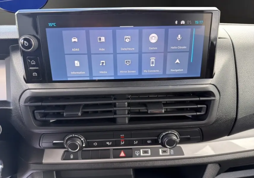 Vue rapprochée de la console centrale du Citroën Jumpy gris foncé 2026, avec écran tactile et commandes climatisation.