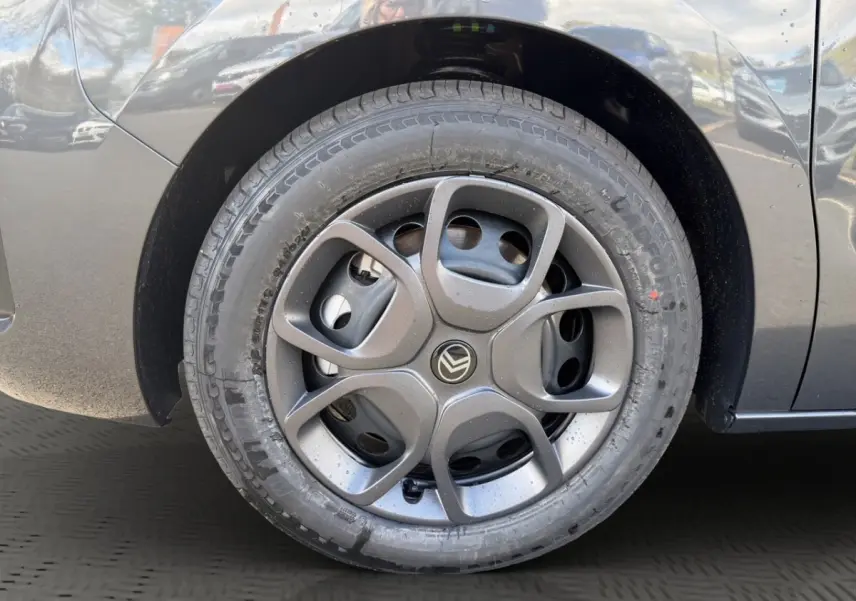 Gros plan sur la roue avant gauche grise du Citroën Jumpy 2026 avec jante design et logo central visible.