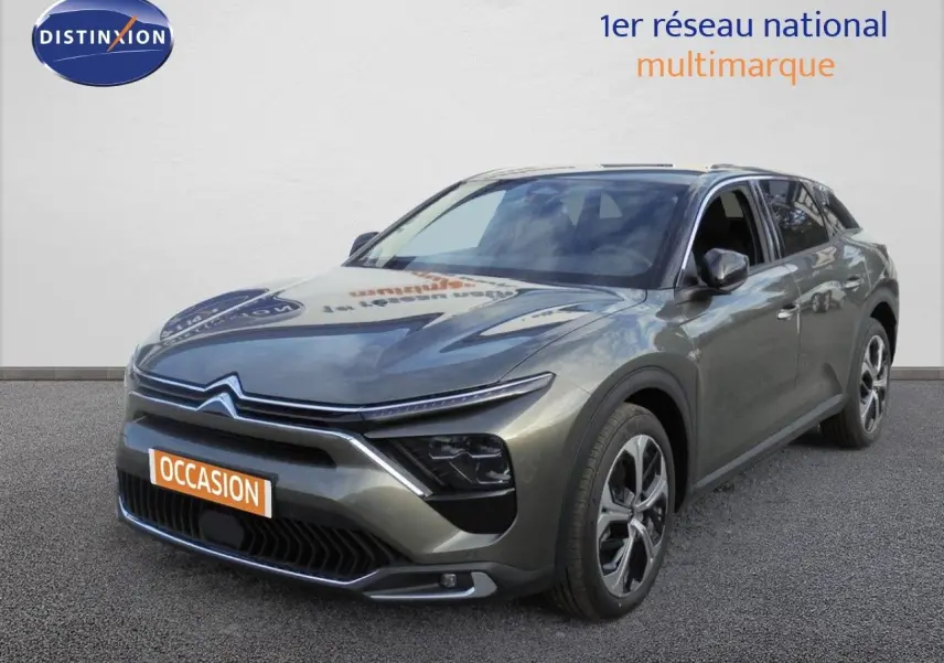 Citroën C5 X gris platinium métal en 3/4 avant droit, avec calandre distinctive et jantes modernes.