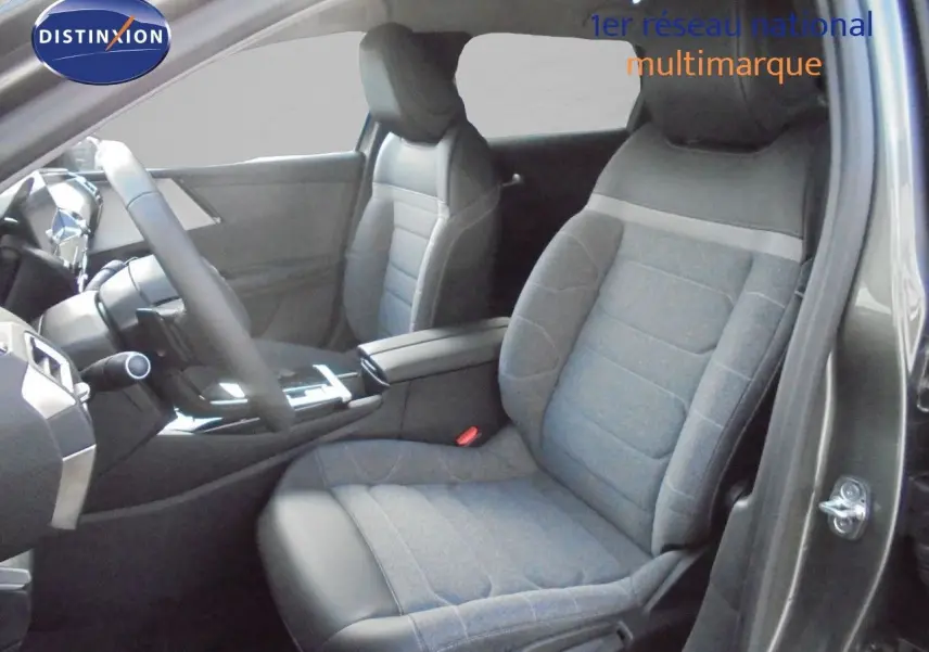 Intérieur avant droit de la Citroën C5 X 2022, sièges tissu gris avec cuir noir et console centrale moderne.