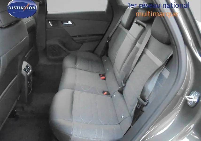 Vue intérieure sur les sièges arrière en tissu gris et cuir d'une Citroën C5 X gris platinium 2022, porte ouverte côté droit.