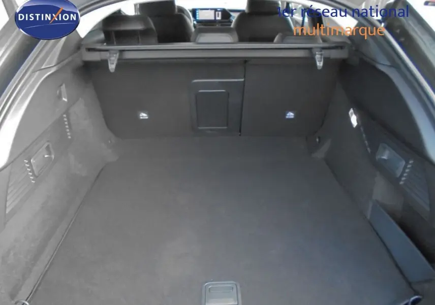 Coffre spacieux de la Citroën C5 X gris platinium, vue intérieure arrière avec banquette et tablette arrière visibles.