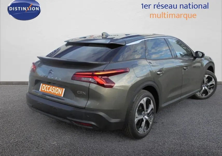 Citroën C5 X gris platinium métal en 3/4 arrière droit, avec feux arrière LED et jantes alliage 19 pouces.