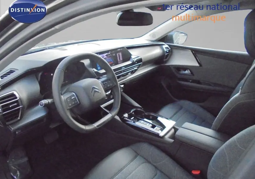 Intérieur du Citroën C5 X 2022 en gris platinium, vue côté conducteur montrant tableau de bord moderne et volant multifonction.