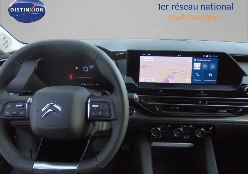 Intérieur du Citroën C5 X 2022 avec tableau de bord moderne et écran tactile central affichant la navigation.
